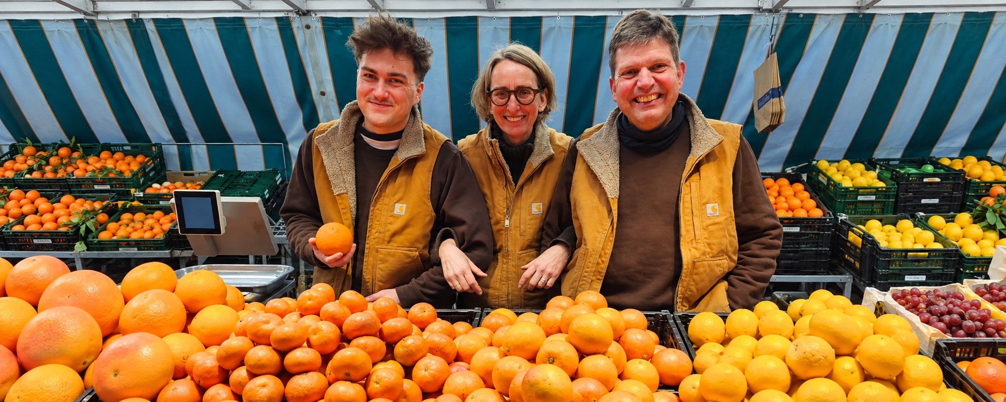 Das Team von Schulze Schleppinghoff am Wochenmarktstand unter der gestreiften Markise